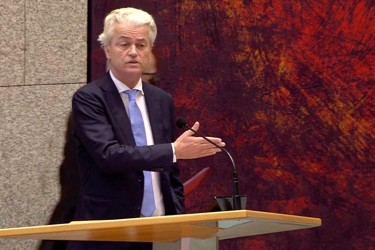 Politie bekogeld bij azc met stenen. Geert Wilders wil "asieltuig" naar huis sturen: "Laat ze in hun eigen land maar geweld gebruiken"