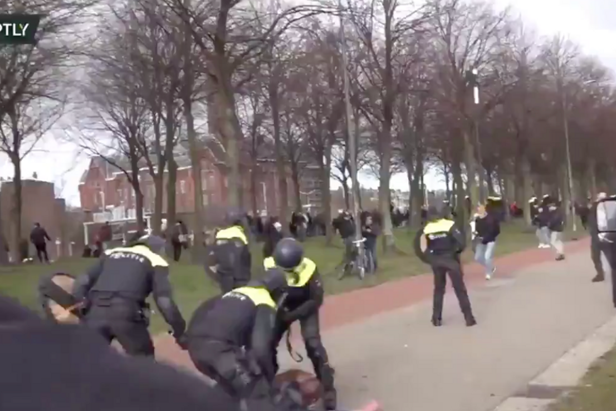 Buitenlandse journalisten geschrokken door extreem politiegeweld op Malieveld: 'Zo ziet fascisme eruit!'