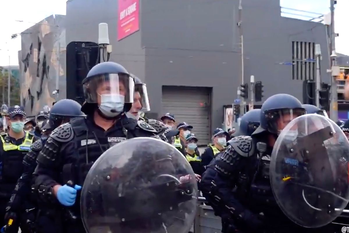 Filmpje: politie Australië schiet met rubberen kogels op vreedzame coronademonstranten