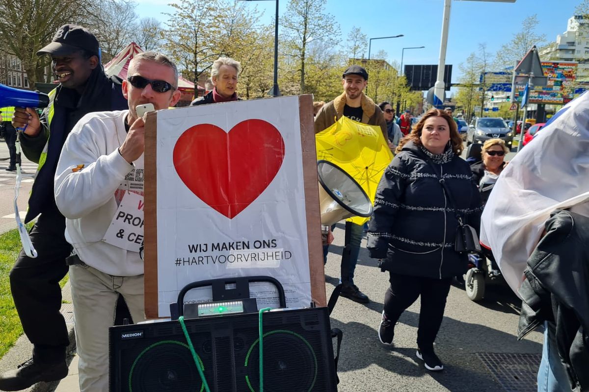Foto's en video's: DDS-verslaggever Kenneth Steffers doet verslag van de anti-lockdowndemonstratie in Rotterdam