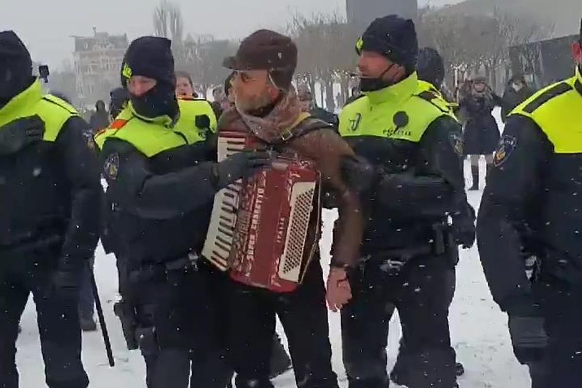 Filmpje! 'Dappere' politieagenten arresteren 'levensgevaarlijke' accordeonspeler op het Museumplein