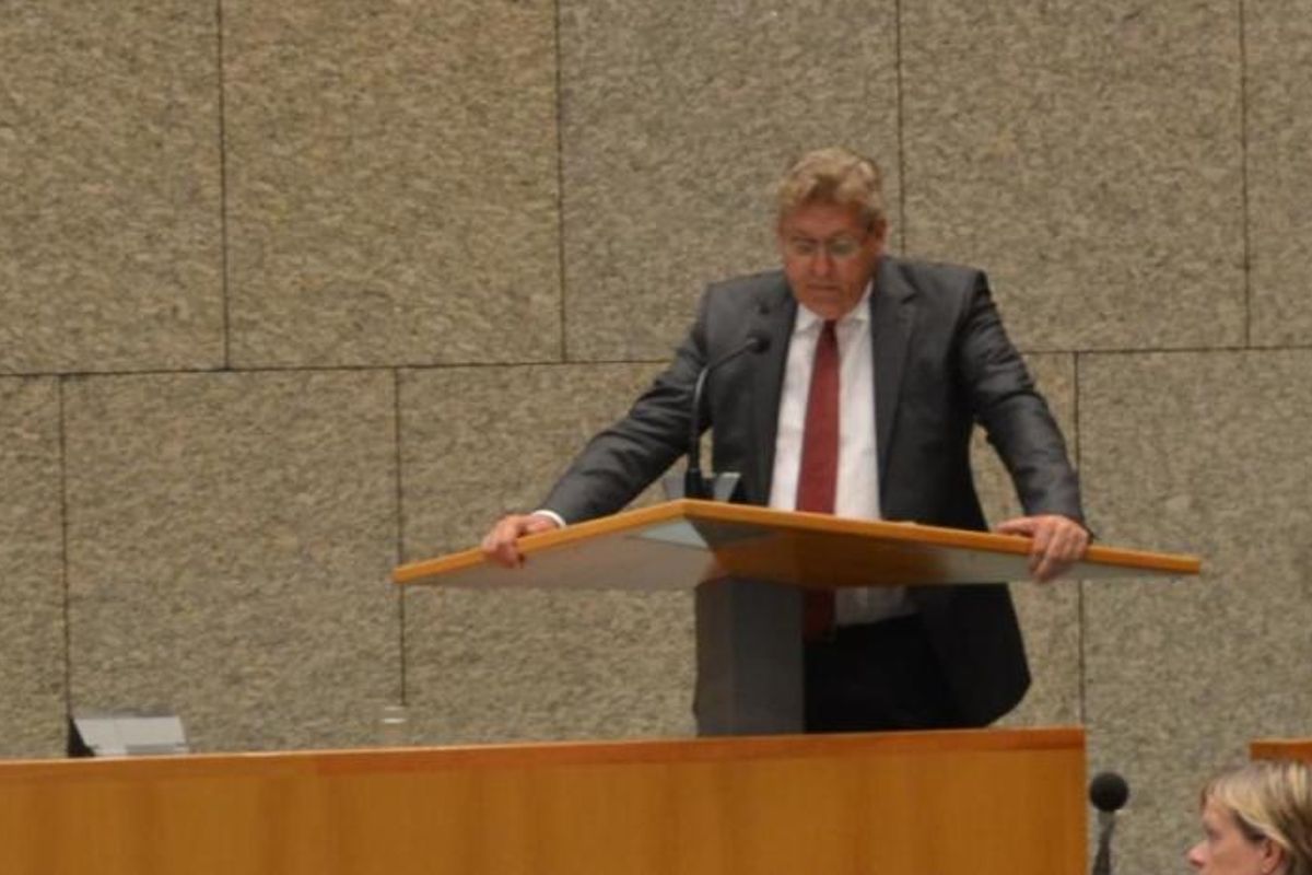 Hahaha! Zure 50Plus-Kamerleden miepen: 'Henk Krol is een zetelrover!'