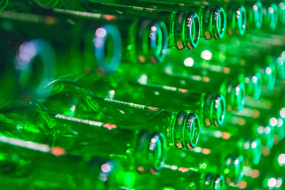 De Telegraaf doodsbang: Bud valt Heineken in eigen land aan!