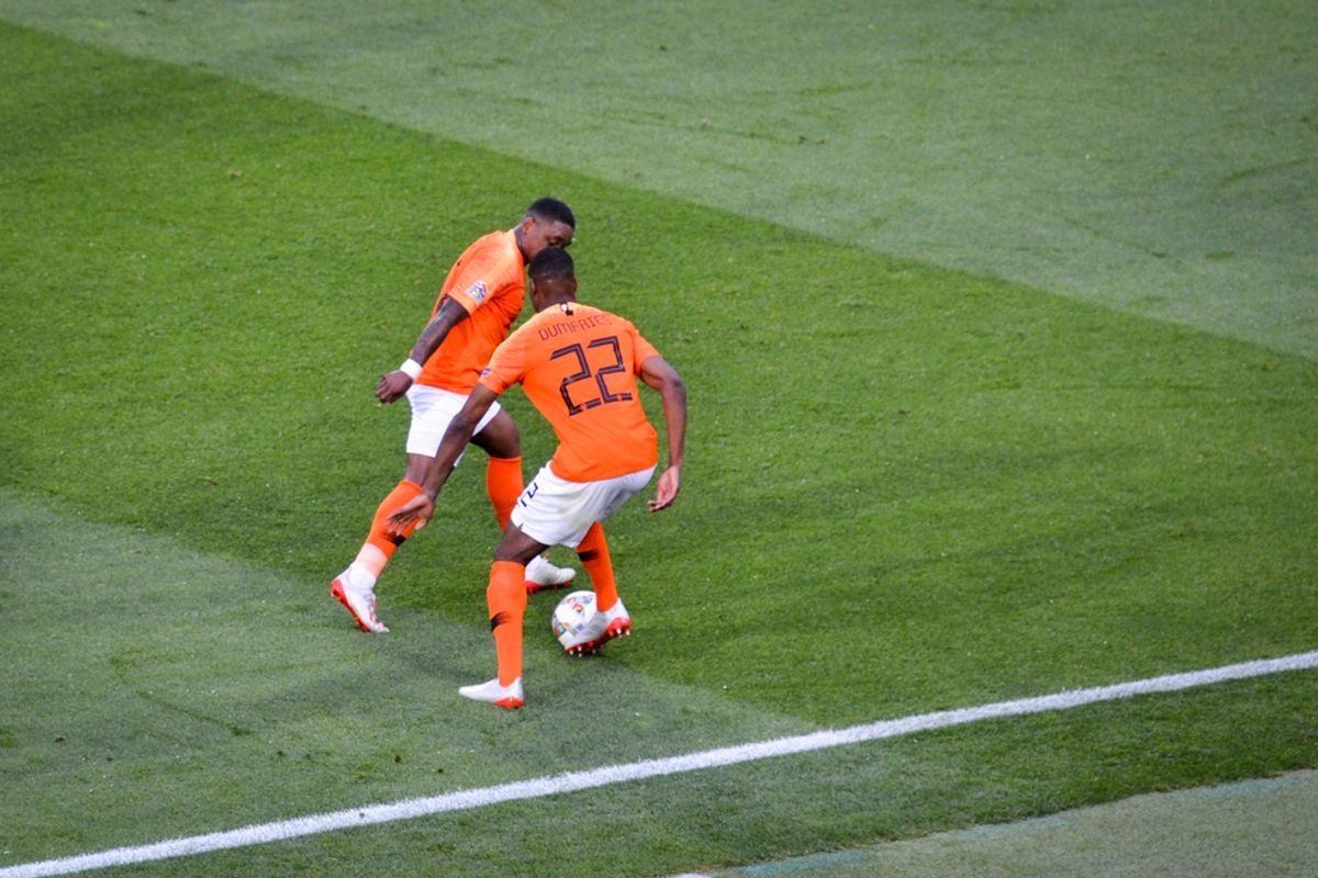 Nederland wint op zakelijke wijze van Oostenrijk: 2 - 0, en gaat door naar de achtste finales