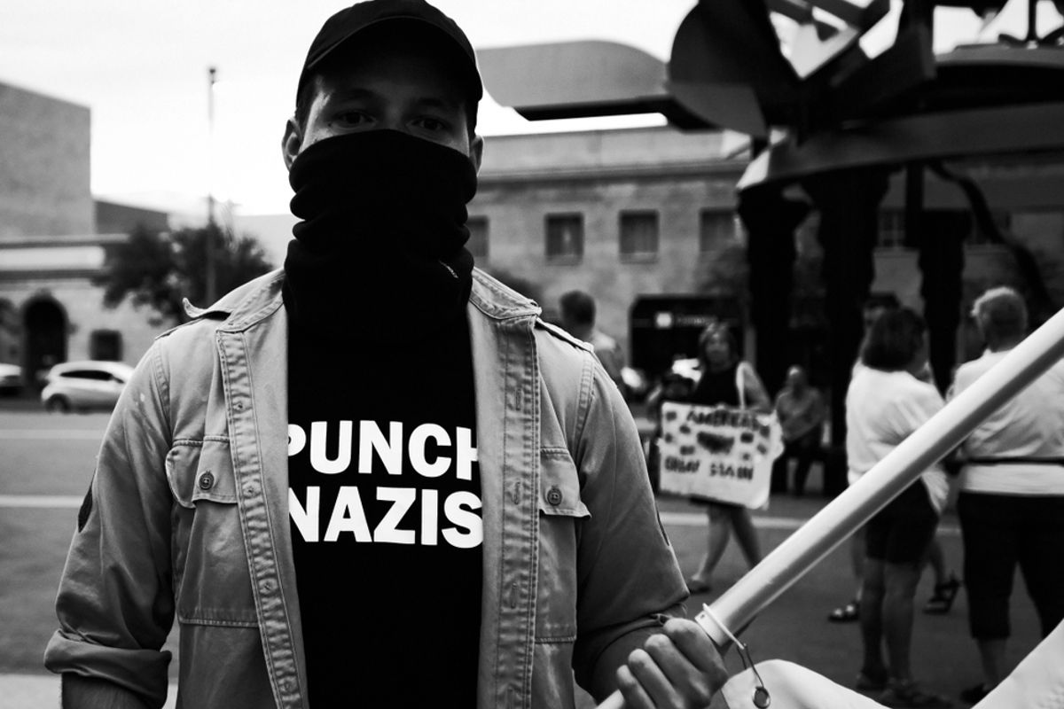 De Antifa lijkt nu echt enge vormen aan te nemen: 'Kill a White on sight. Their silence is violence!'