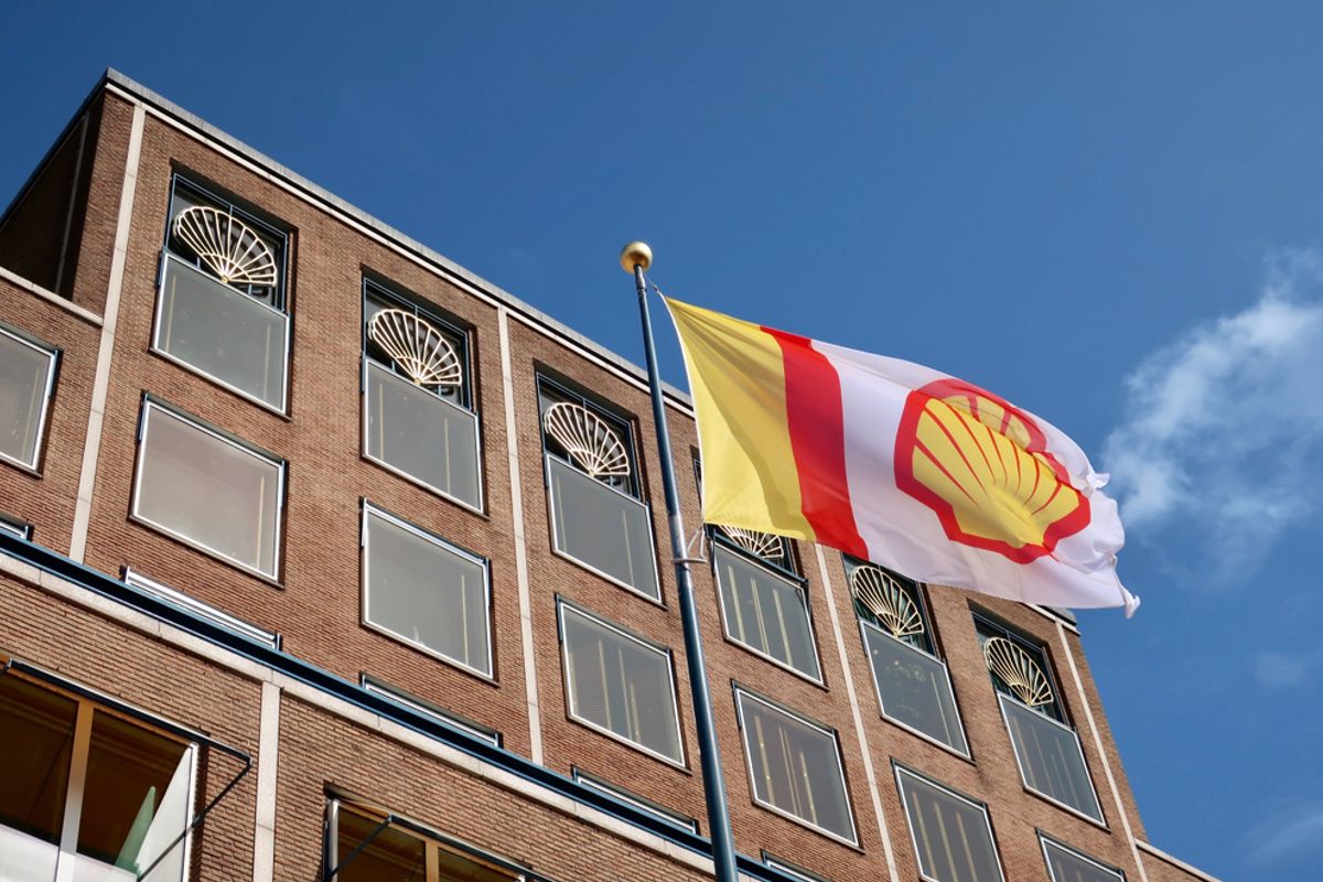 Tiranniek Milieudefensie dwingt Shell op de knieën: rechter stelt oliebedrijf aansprakelijk voor klimaatverandering