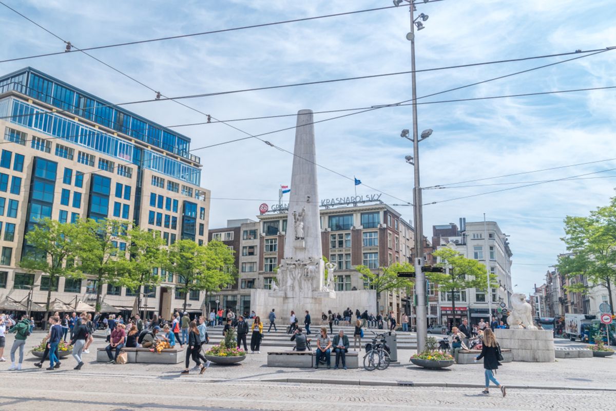 Gestoorde D66 en ChristenUnie willen 'zelfreflectie-spiegels op monumenten' in open inrichting Amsterdam