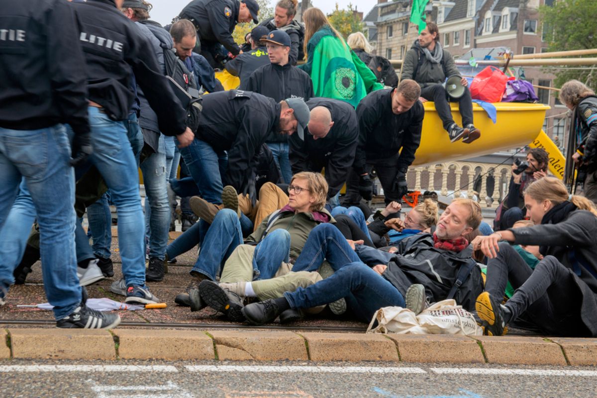 Hahaha! Klimaatgekkie blokkeert auto van minister Cora van Nieuwenhuizen door zichzelf vast te ketenen