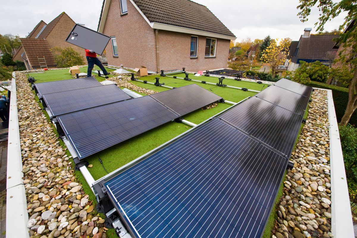 Netbeheerder kan zonnestroom niet meer aan, wil dat huishoudens duizenden euro's aan thuisbatterijen gaan kopen