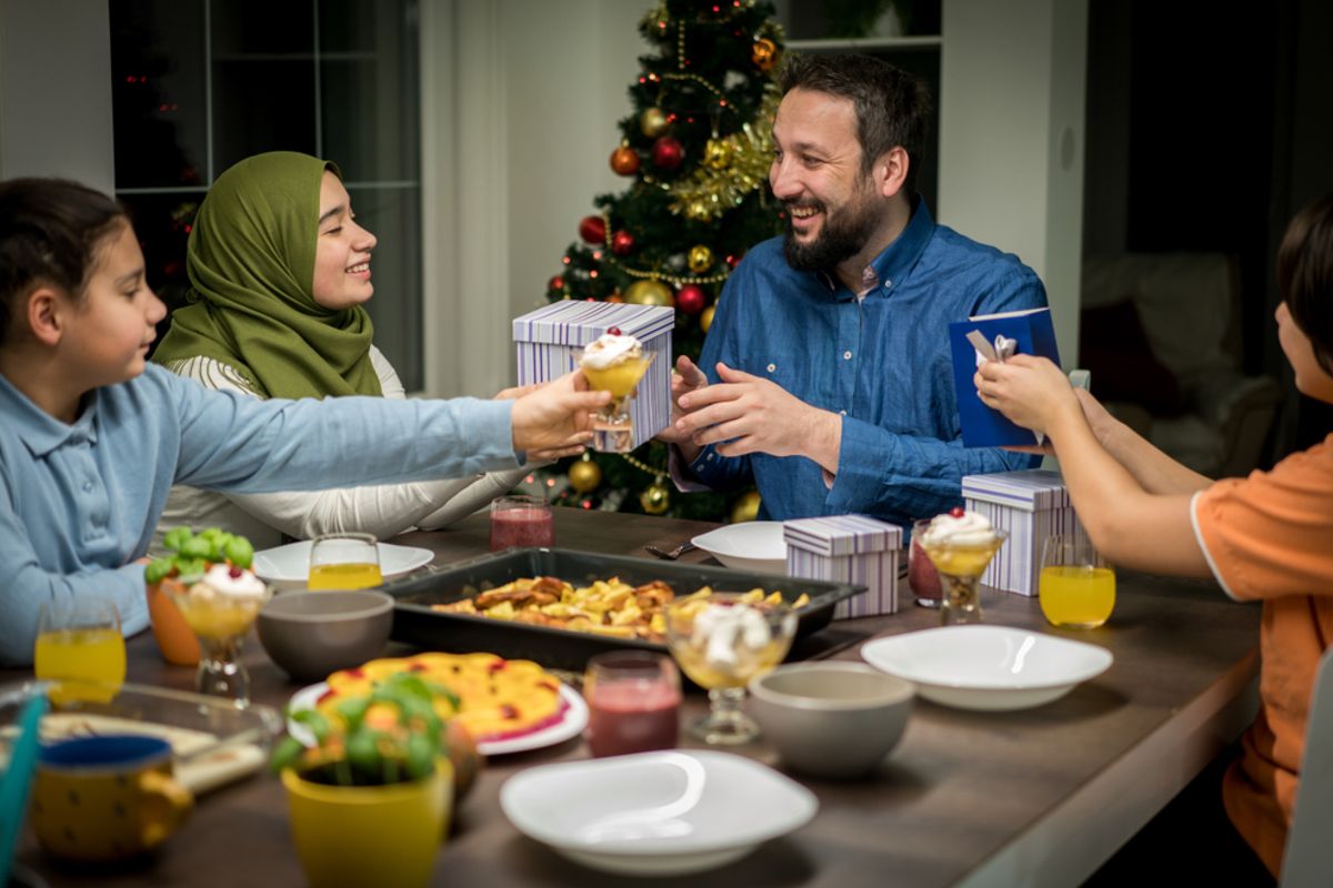 Tuigislamisten timmeren andere moslim in elkaar vanwege eten kerstmaaltijd: 'Hoerenzoon van witte mensen!'