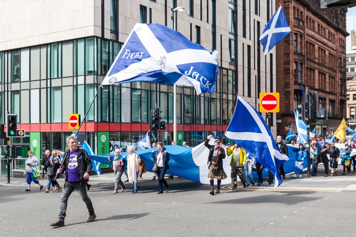Schotten lopen protestmars in Glasgow en eisen onafhankelijkheid van Groot-Brittannië