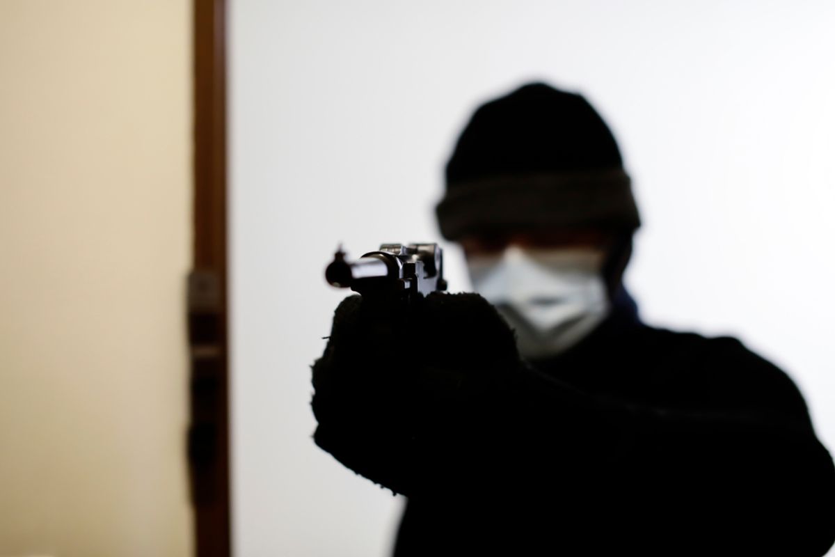 Politie houdt mondkapjes-extremist aan, wilde bloederige aanslag plegen op mondkapjesweigeraars