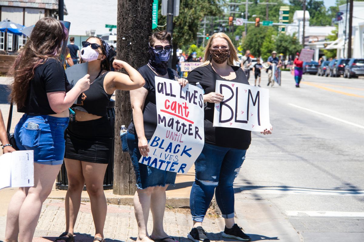 BLM-idioterie teistert VS: neo-marxisten eisen dat je hen groet met een opgestoken vuist
