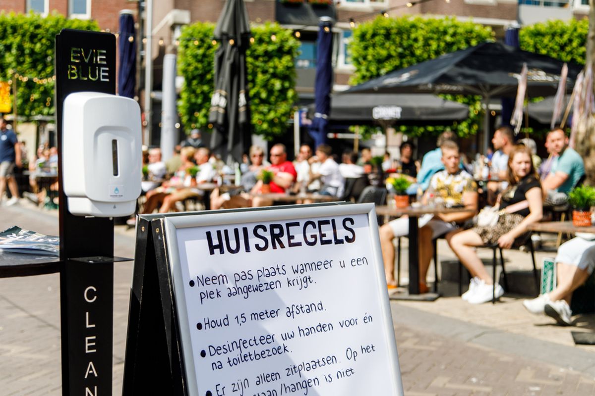 Nederlanders genieten met volle teugen van versoepelingen: lange rijen voor winkels en volle terrassen