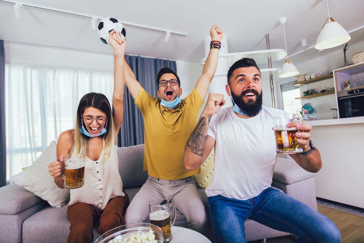 Bemoeizieke overheid legt uit hoe u voetbal kunt kijken met 1 vriend: 'Juich zonder schreeuwen, doe een dansje'
