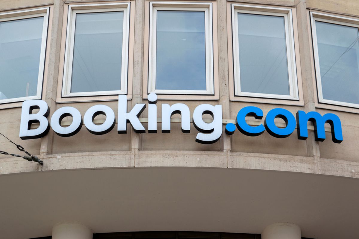 Booking.com kreeg €100 miljoen aan coronasteun, en gaf €28 miljoen uit aan bonussen voor de top