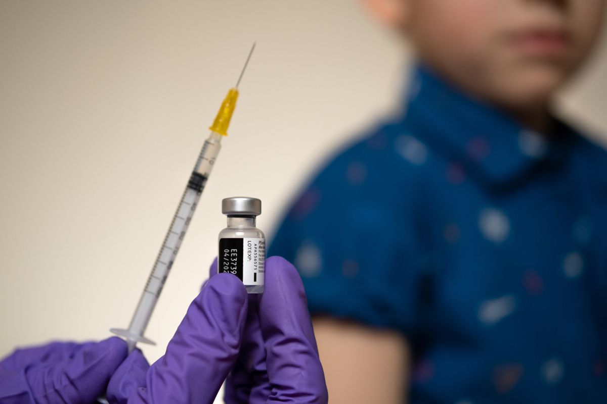 NOS Radio 1 journalist kritisch op Pfizer vanwege derde prik: 'Ze verdienen enorm aan die vaccinaties'