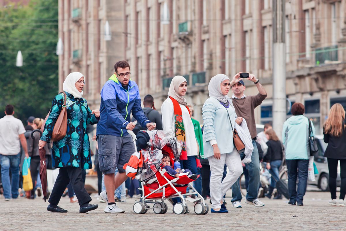 Over dat racismedebat, hè? Nederland kent 233 allochtone groepen, en onderling discrimineren die elkaar véél