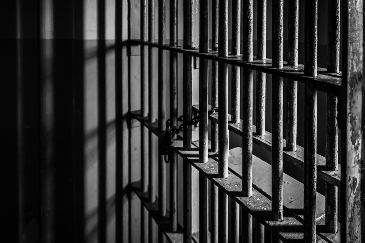 Slappe rechtbank deelt fopstrafjes uit voor vier mannen wegens groepsverkrachting tienermeisje