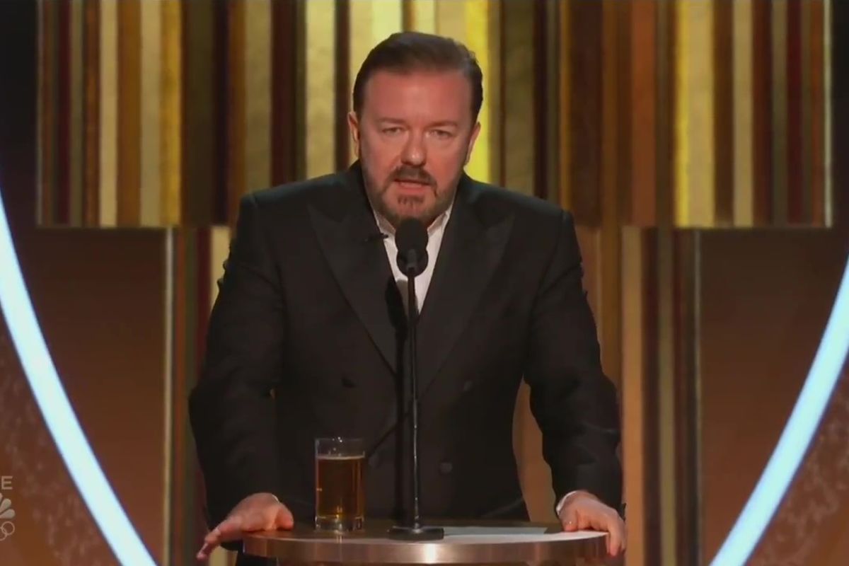 Kijken! Ricky Gervais nagelt heel hypocriet, links Hollywood aan het kruis: 'Jullie weten níéts van echte wereld!'
