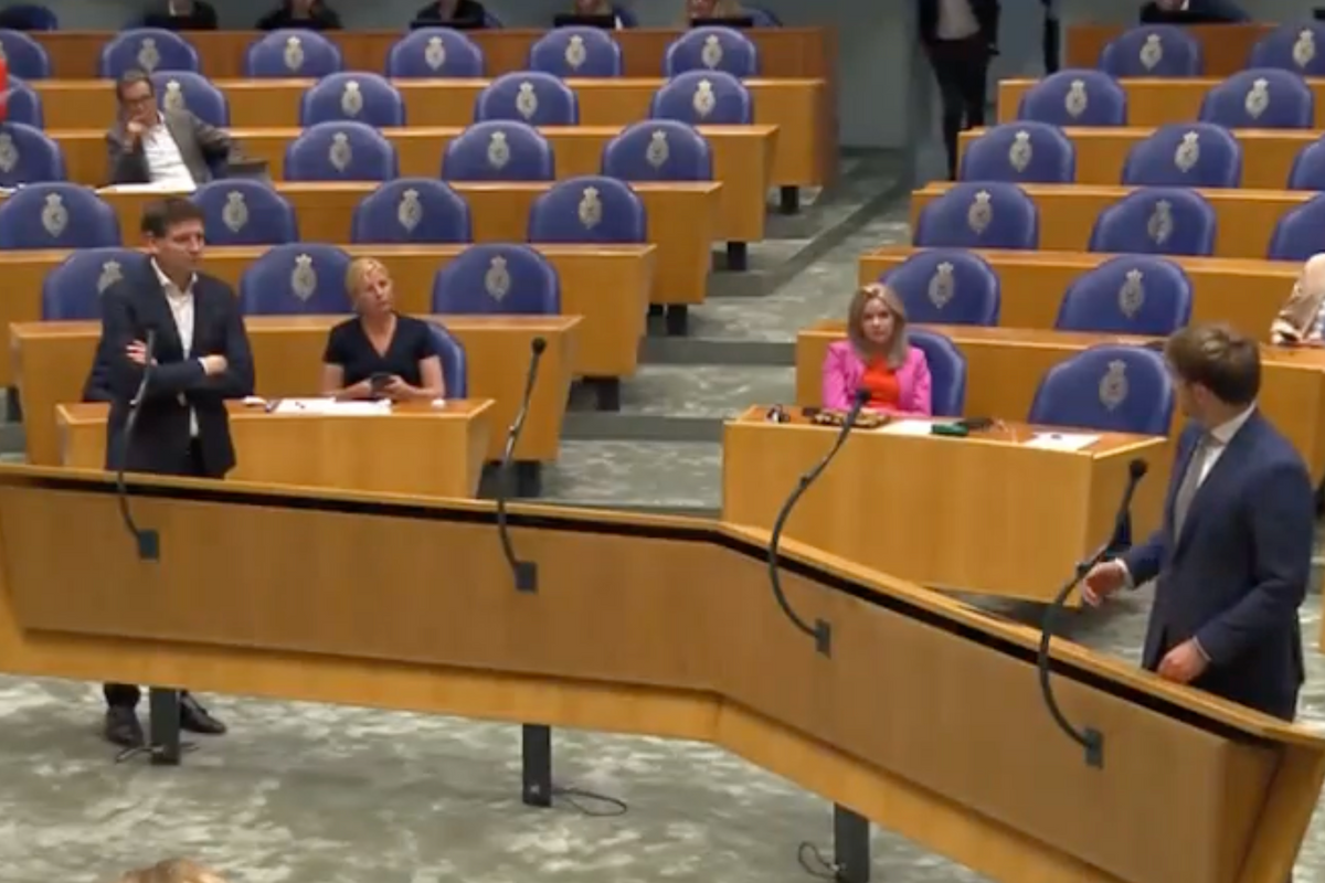 Pats! Gideon van Meijeren pakt schreeuwlelijk Attje Kuiken (PvdA) aan: "Nee, ik ga niet zitten"