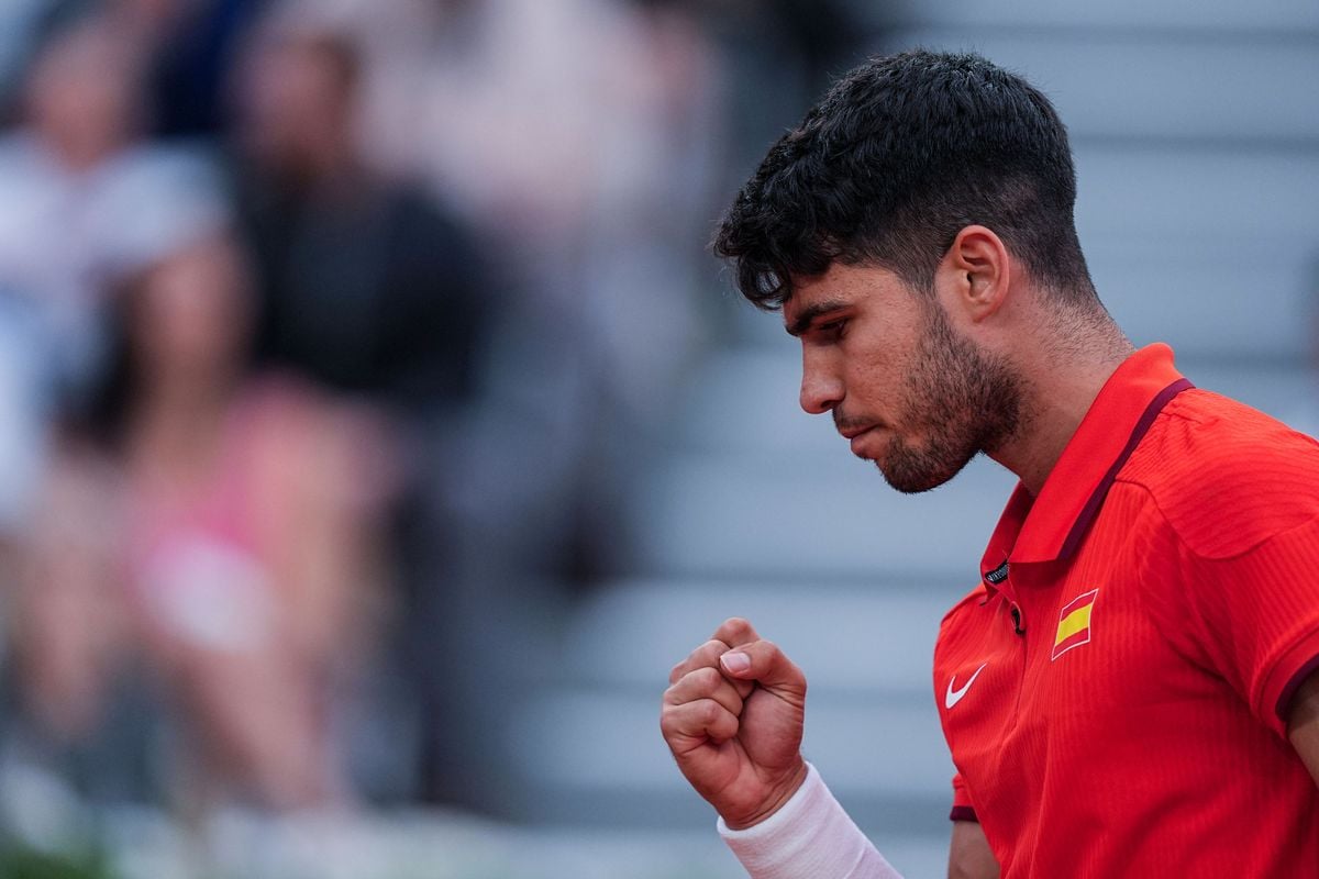 Alcaraz Helps Spain To First Point At Davis Cup After Machac Retires