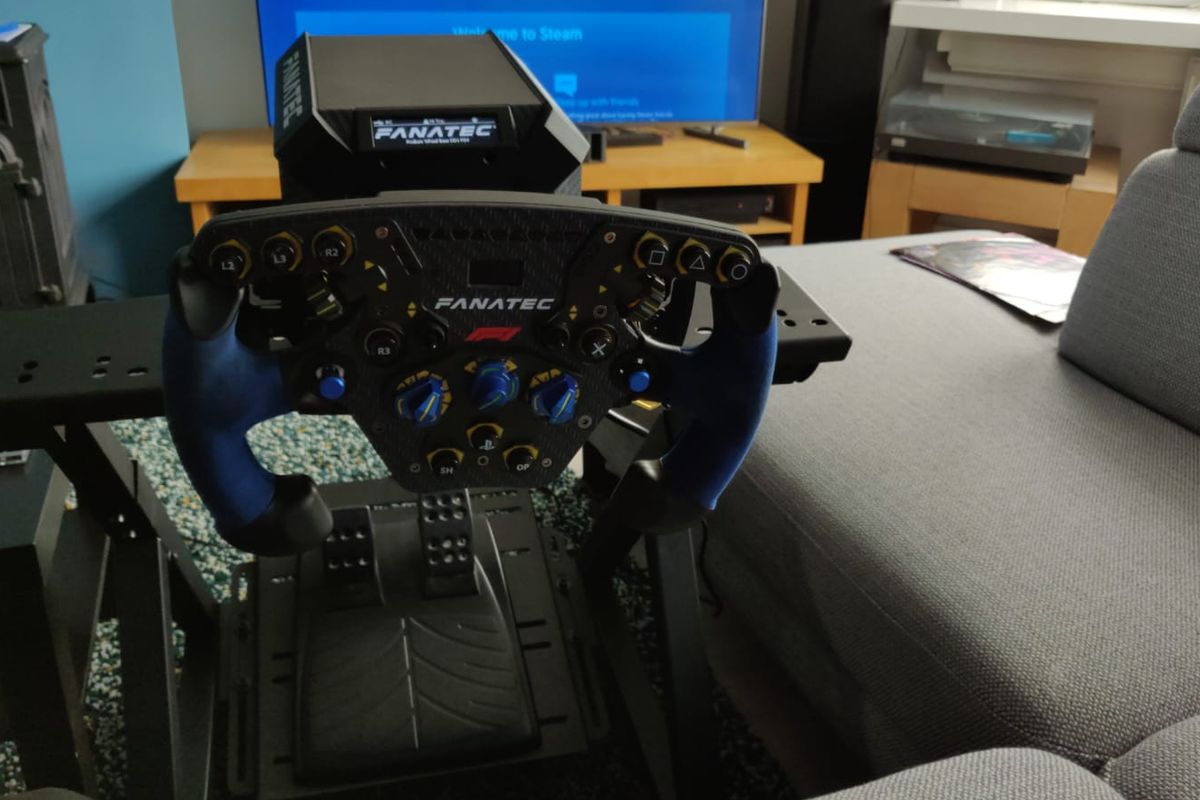 Simracen met een uitstekende setup voor games als F1 2021, Assetto Corsa, DiRT Rally en meer