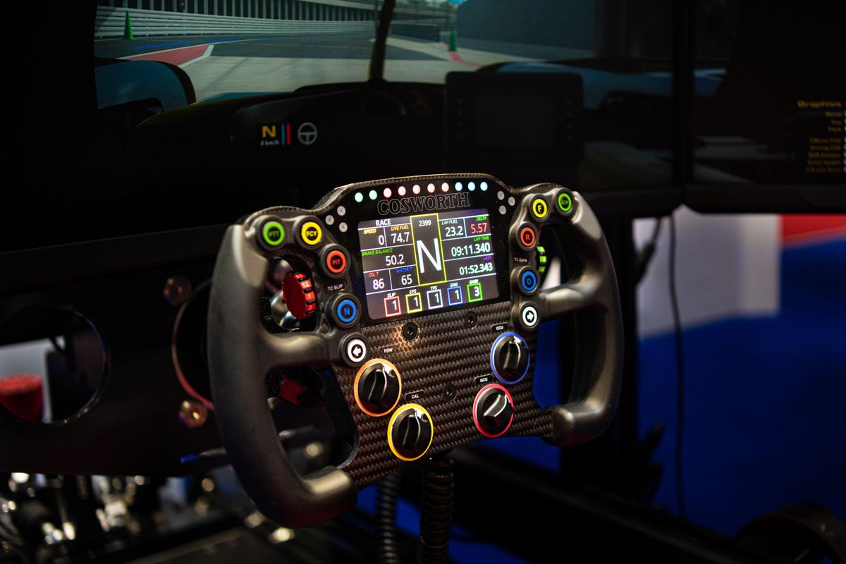 Cosworth lanceert twee FIA gecertificeerde sturen speciaal voor simracers