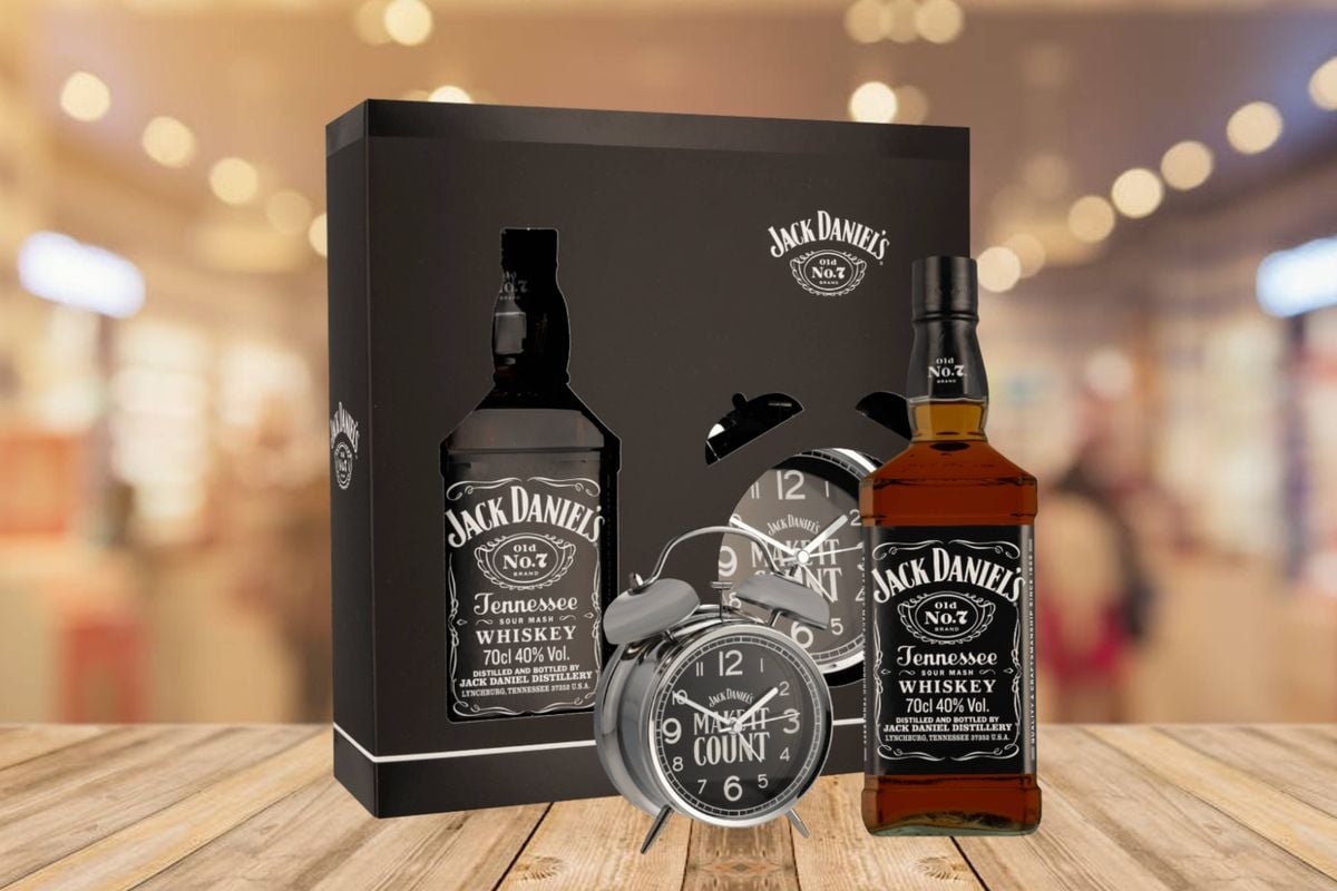 datum kleding Slijm Nieuw: Een Jack Daniel's fles met whisky wekker