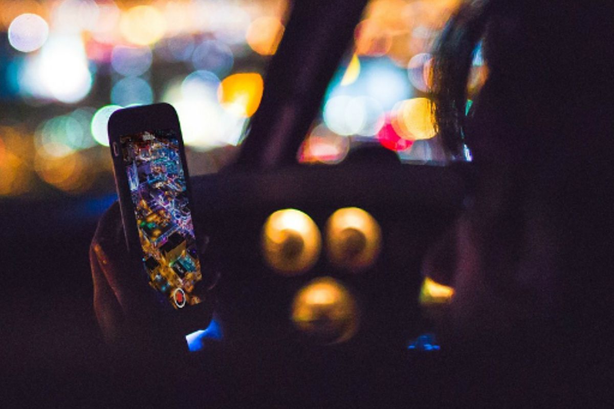 Onderzoek: appen met telefoon in autohouder is net zo gevaarlijk (+poll)