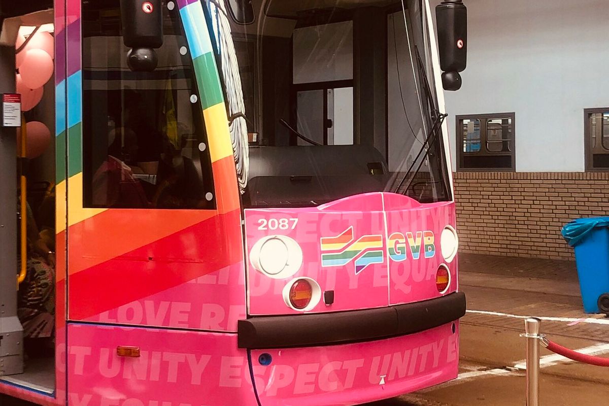 Amsterdam lost anti-homogeweld op met 'krachtig symbool': drie bussen en een tram krijgen regenboogkleuren