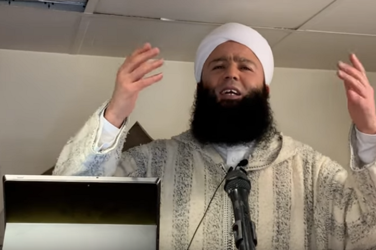 Kneitergestoorde YouTube-salafistengekkie dreigt familieleden moskeebestuurders te doxxen