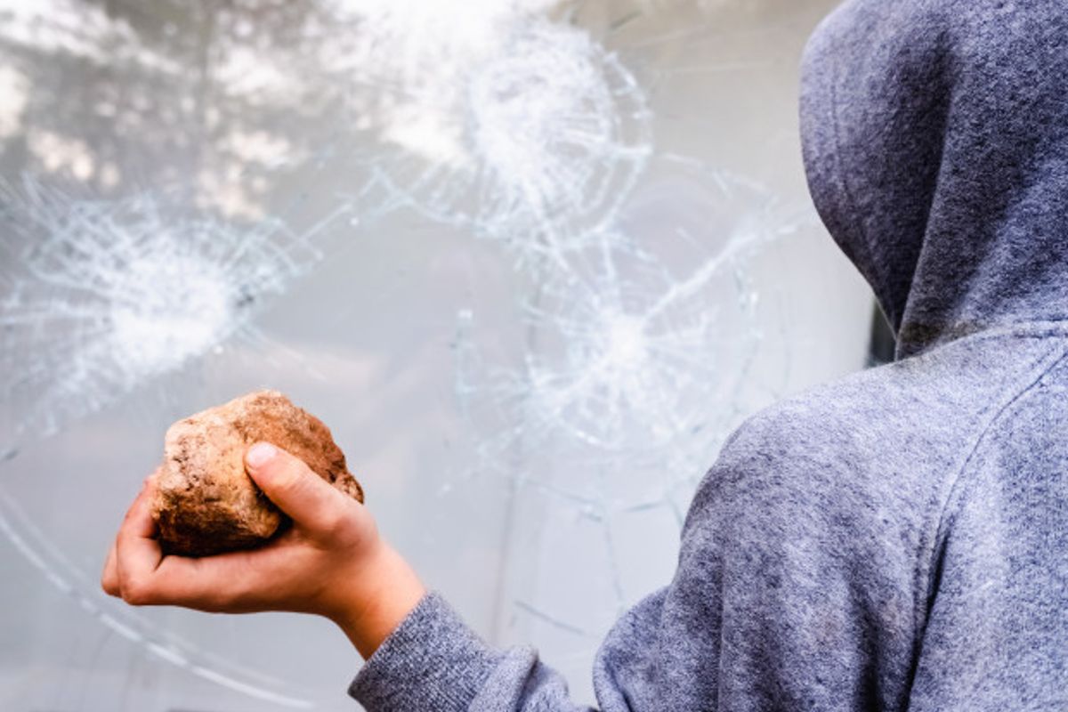 Het beeft gesteente in Groningen: Reljeugd bekogelt politie met stenen en flessen, agent raakt gewond!
