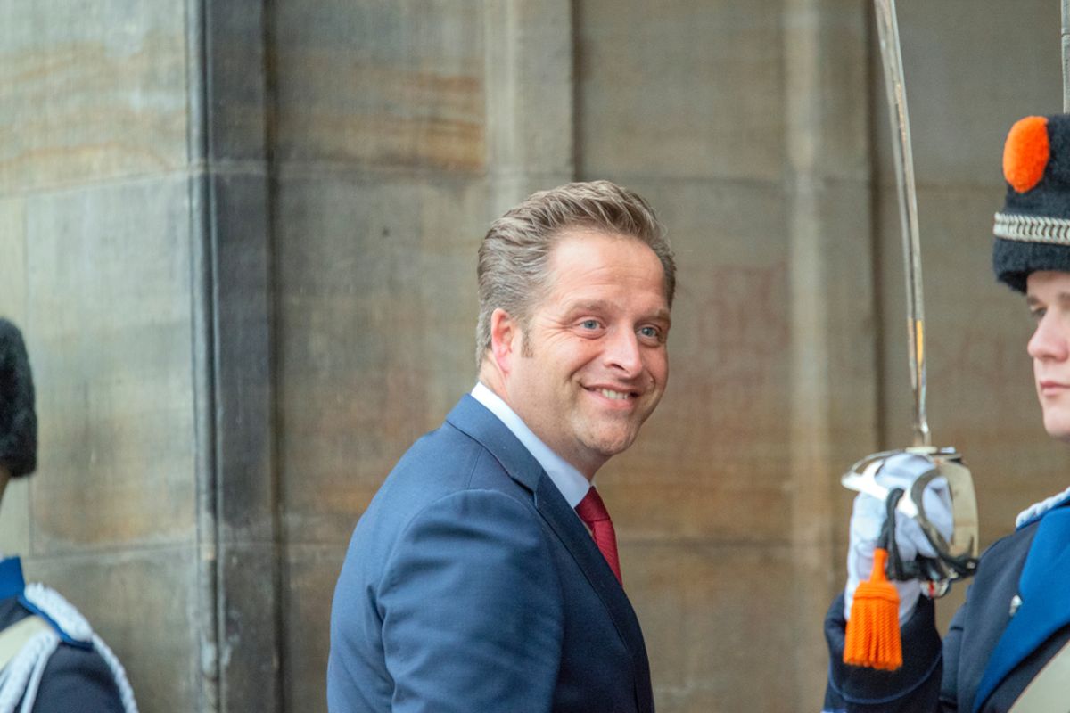 Opgetogen ex-zorgminister Hugo de Jonge keek naar persconferentie met alcoholvrij bier en popcorn