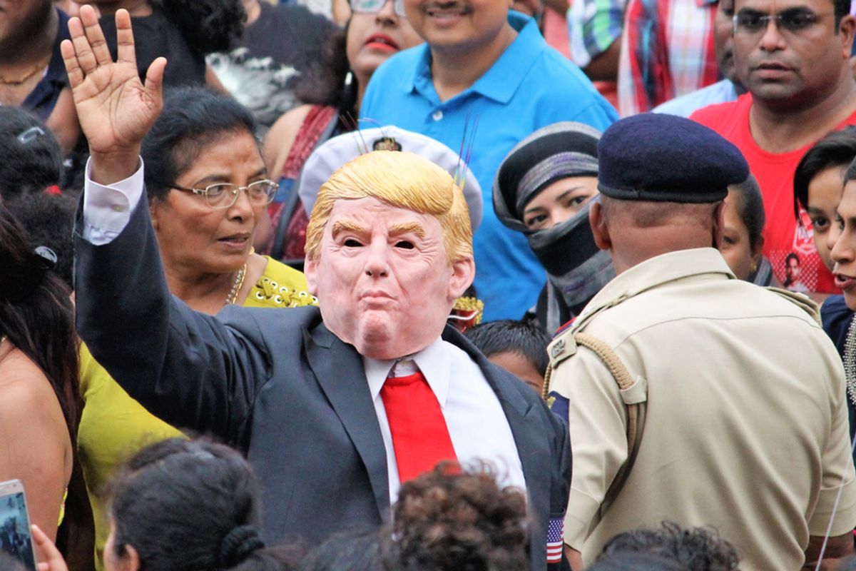 Bijzonder! Honderdduizenden mensen op de been in India om Donald Trump te kunnen zien!