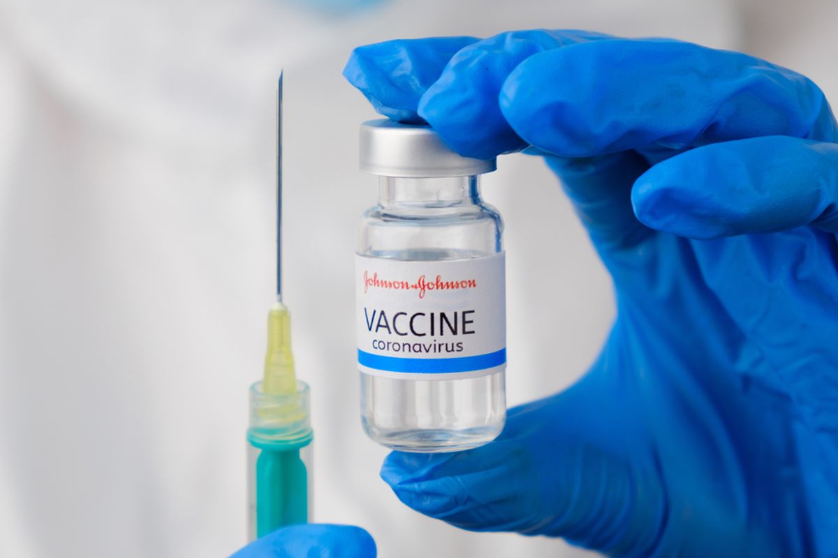 Man van 74 en moeder van 41 krijgen zeldzame zware allergische uitslag na vaccin: "Ondraaglijke pijn!"