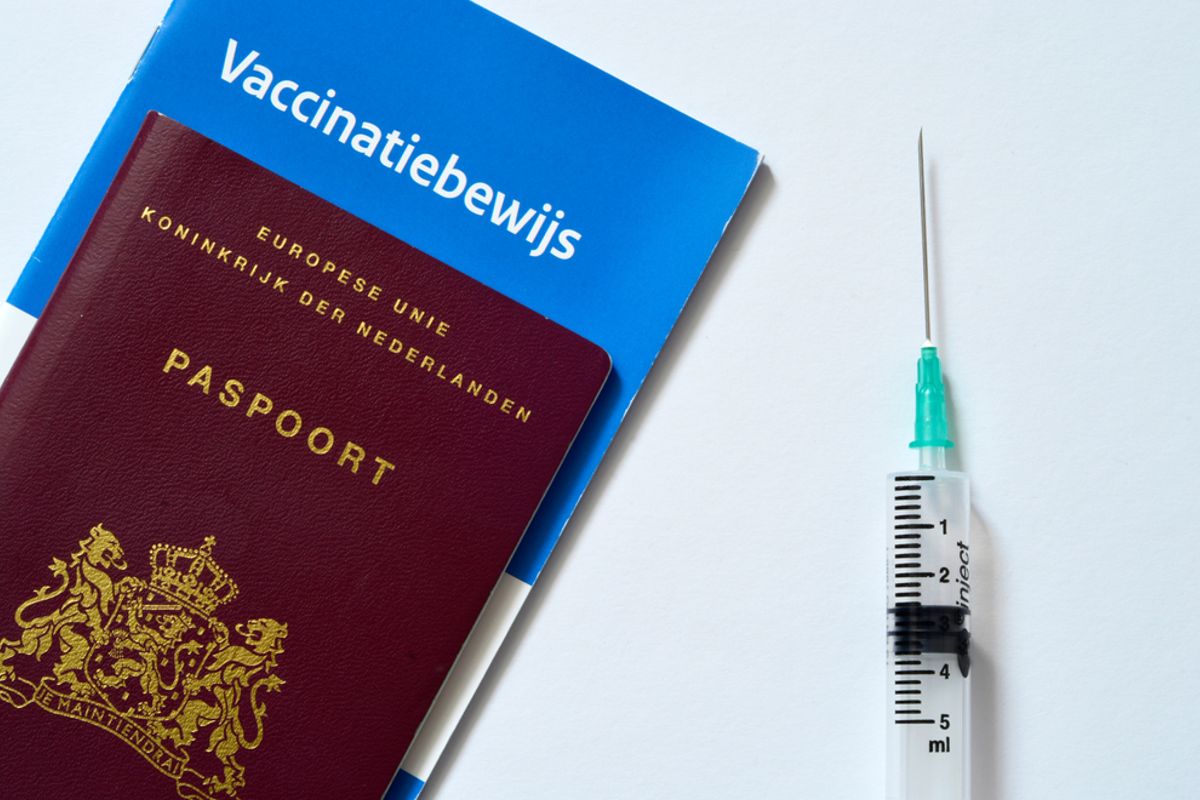Het #Vaccinatiebewijs gaat viraal, Nederlanders zijn witheet over de voor- en nadelen: 'Schandelijk'