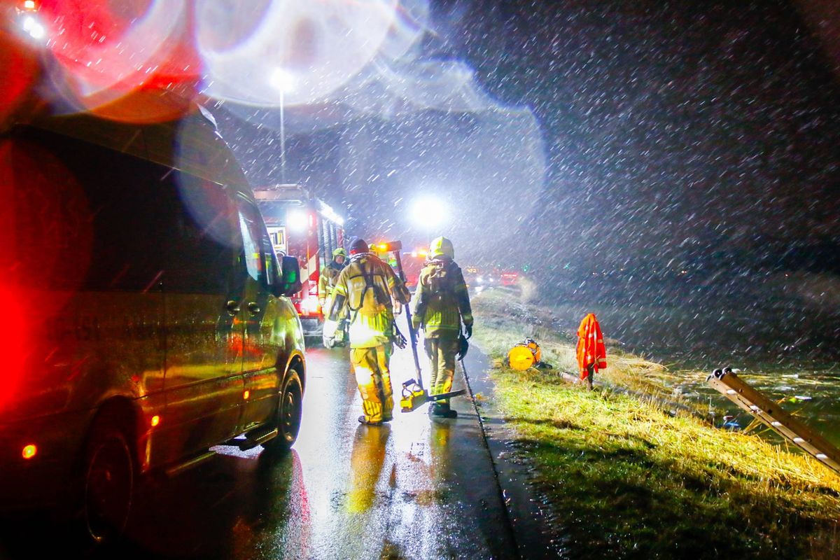 Auto te water aan Oostdijk, brandweerduikers redden inzittende