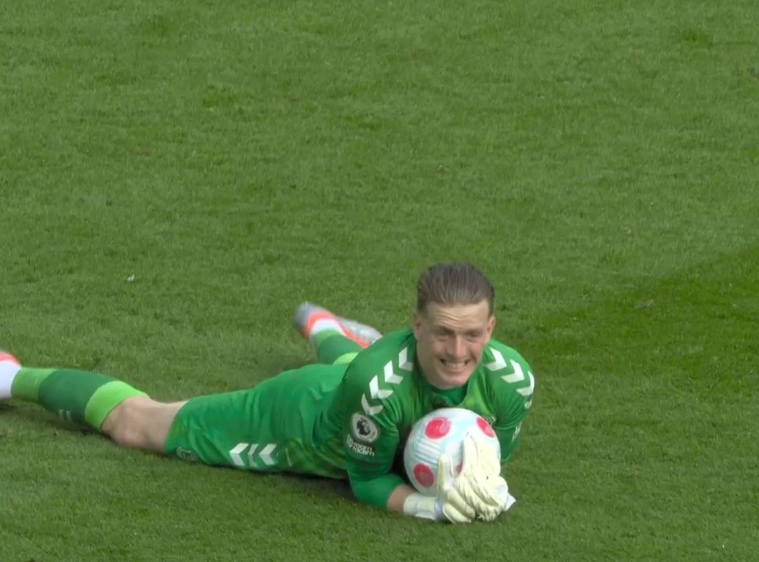 Video: The moment Alisson mocked Jordan Pickford's ridiculous timewasting antics - Anfield loved it
