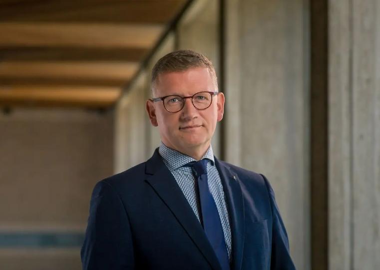 Staatssecretaris Rummenie bezoekt schaapkooi Epe-Heerde na incidenten met wolven