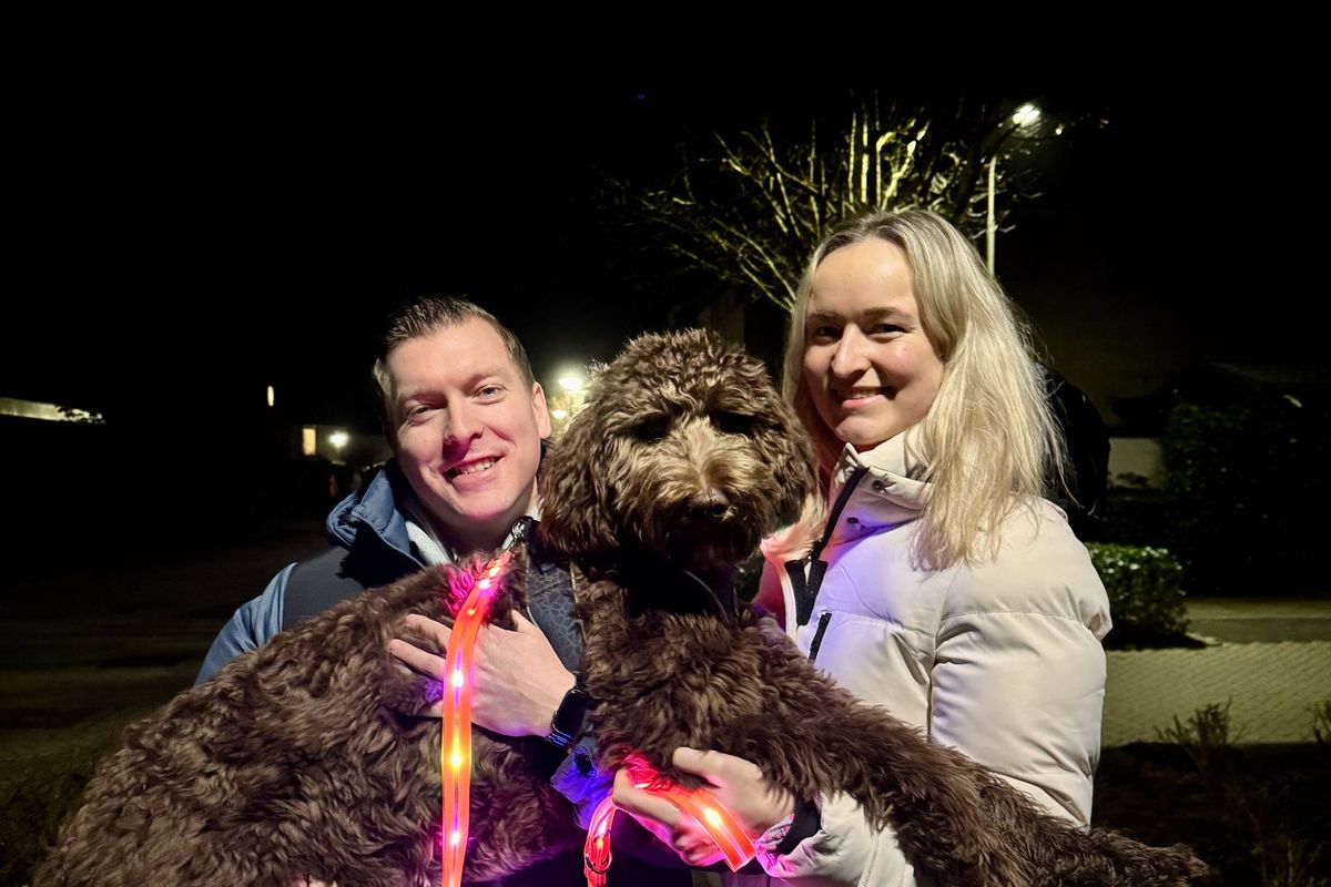 Thom en Jessie vragen aandacht voor veiligere avondwandelingen met de hond