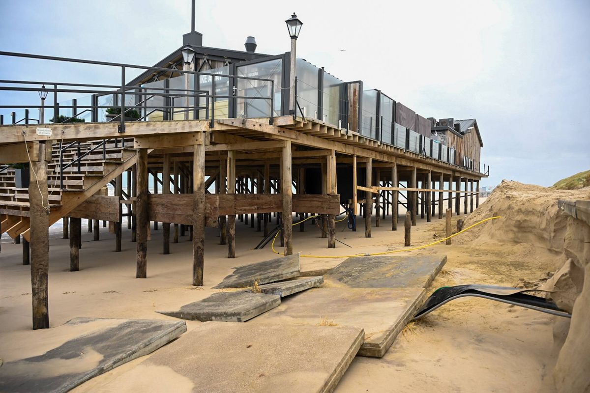 Strandpaviljoen in Schoorl onbereikbaar door weggewaaid zand