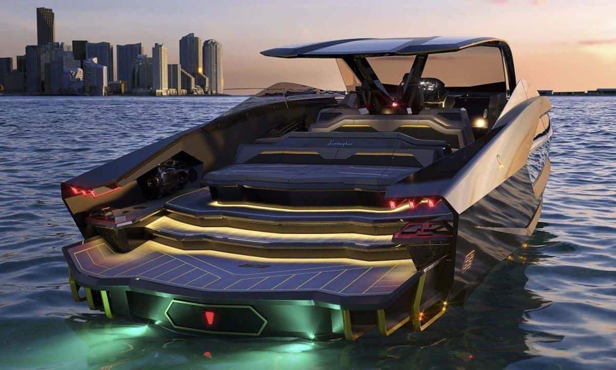 Lamborghini van Conor McGregor valt in het water