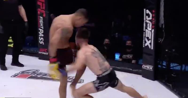 VIDEO. Knietje tegen het hoofd eindigt in een brute KO