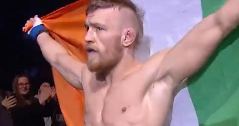 Conor McGregor stapt voor het eerst de UFC kooi in, slaat meteen zijn tegenstander knock-out