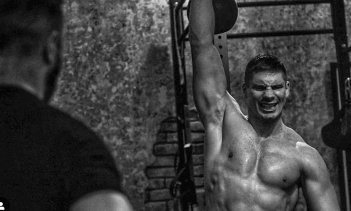 Rico Verhoeven beukt keihard door in de gym