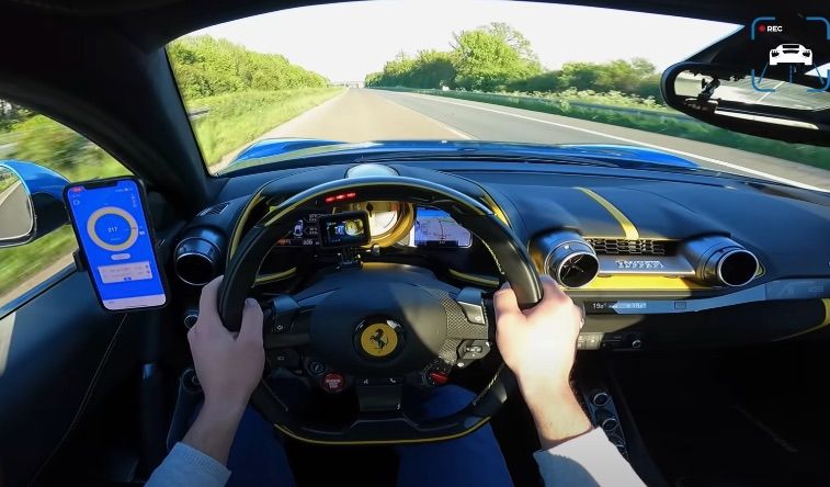 Man toont hoe verdomd snel hij met een Ferrari 812 Superfast V12 gaat op de Duitse 'autobahn'