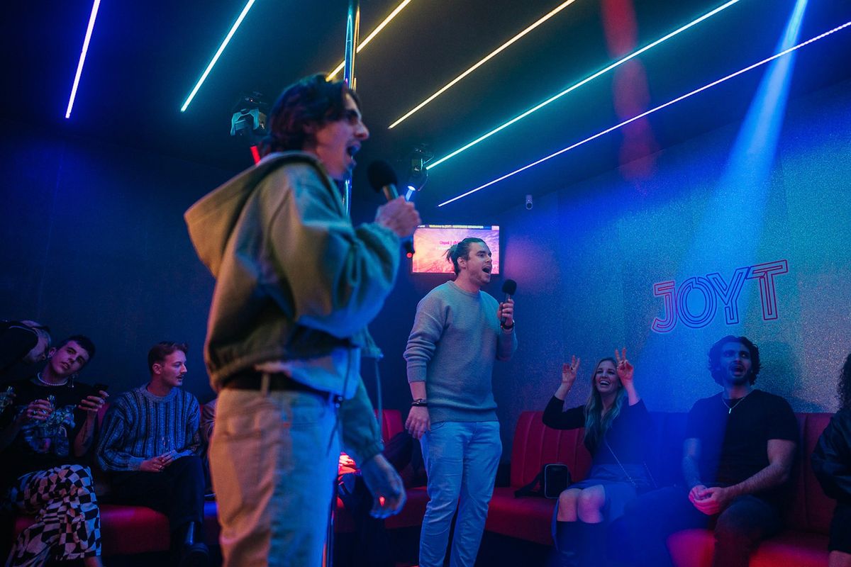 Gloednieuw concept in Antwerpen: wij zijn de grootste karaokebar van Europa gaan testen