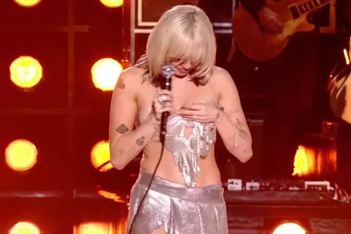 Topje begeeft het en plots stond Miley Cyrus topless op podium tijdens concert op oudjaar (video) Clint.be