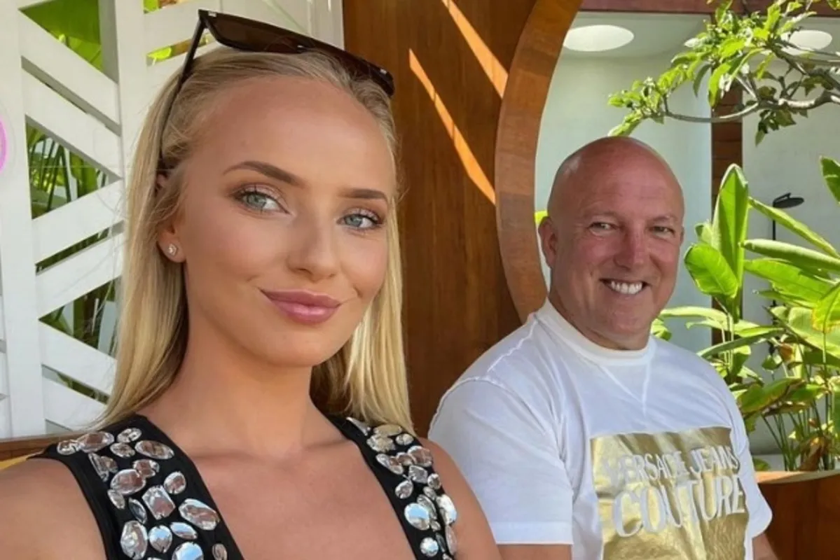 Allana (24) en miljonair Jeff (57) zijn dolverliefd en gaan trouwen: "Jongere mannen zijn jaloers" (foto's)